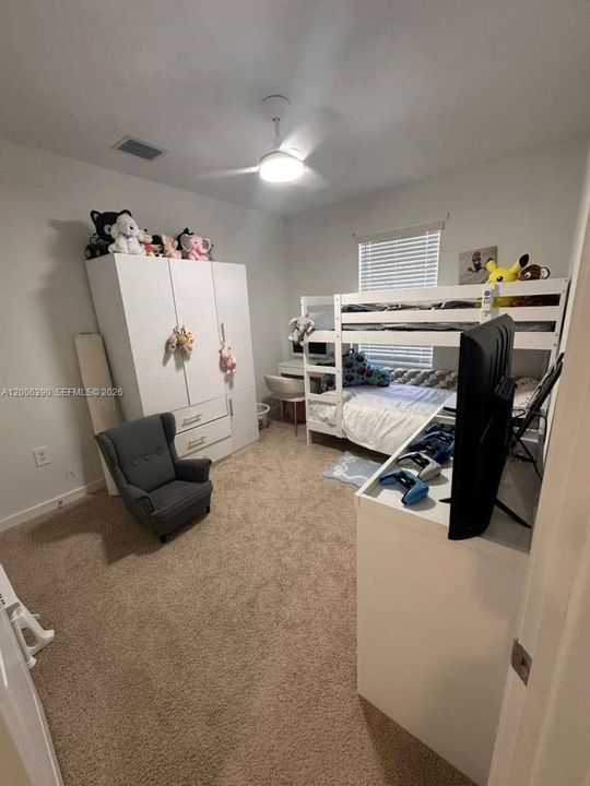 Activo con contrato: $3,150 (4 camas, 3 baños, 1580 Pies cuadrados)