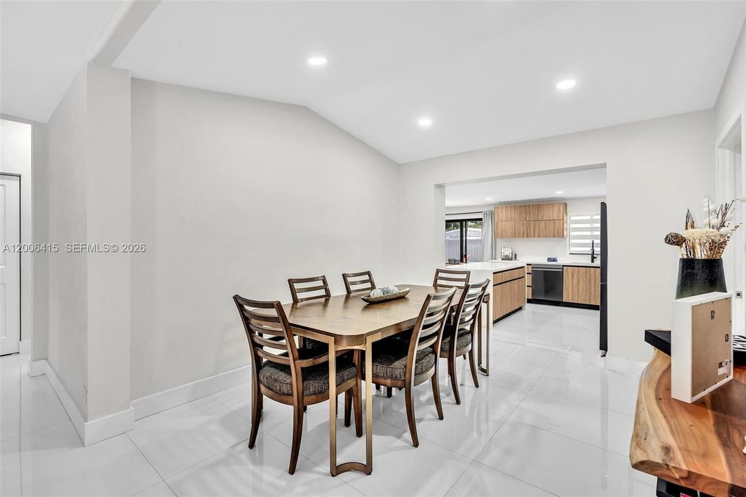 Vendido Recientemente: $649,000 (4 camas, 2 baños, 1724 Pies cuadrados)