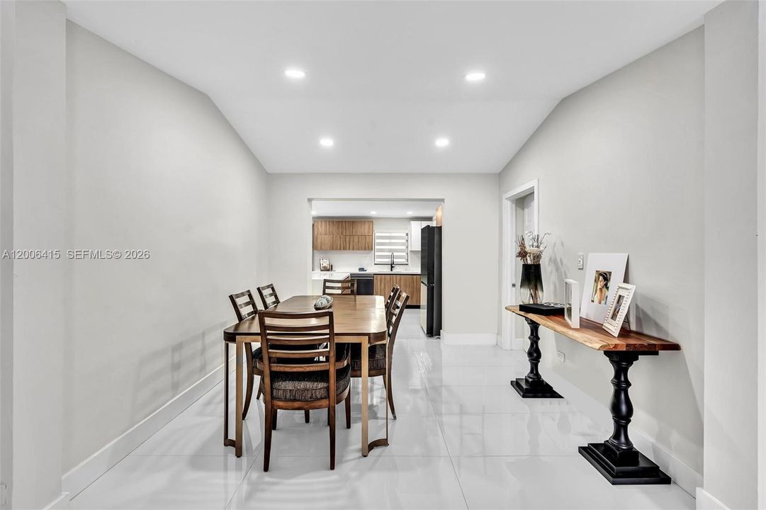 Vendido Recientemente: $649,000 (4 camas, 2 baños, 1724 Pies cuadrados)