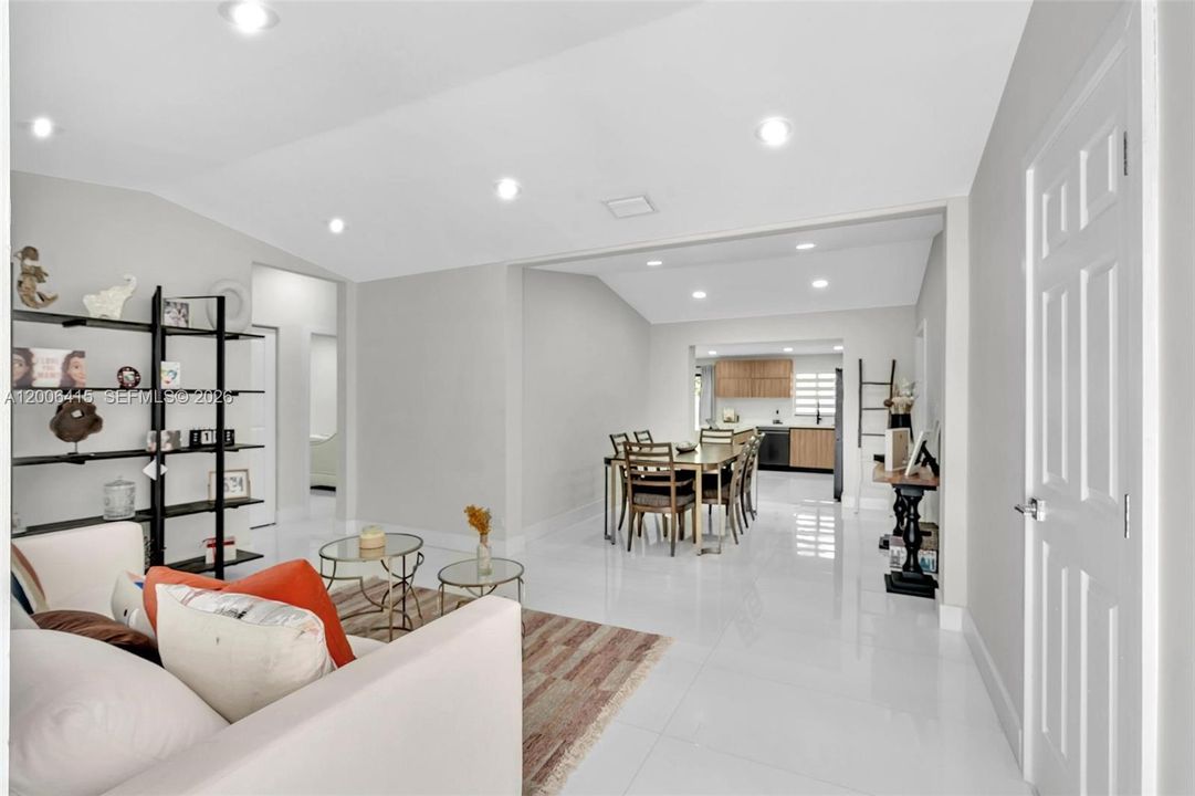 Vendido Recientemente: $649,000 (4 camas, 2 baños, 1724 Pies cuadrados)