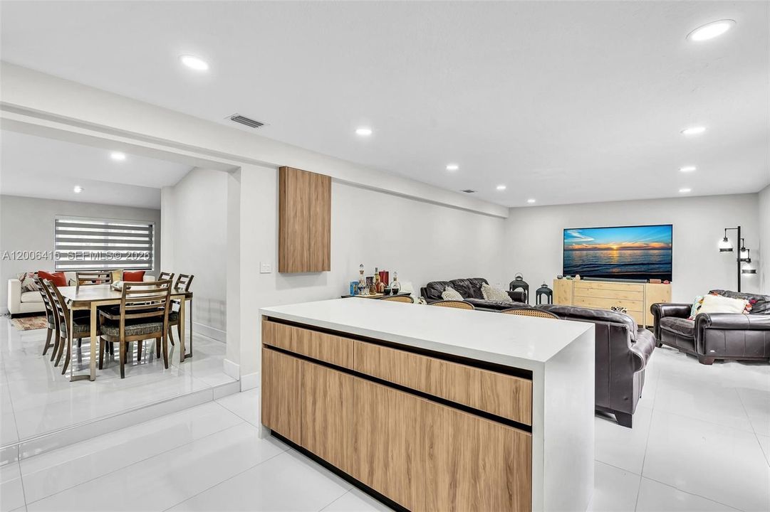 Vendido Recientemente: $649,000 (4 camas, 2 baños, 1724 Pies cuadrados)