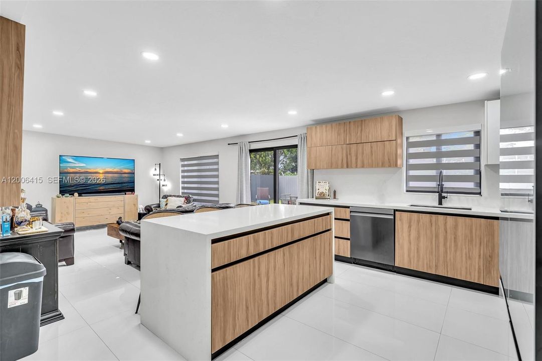 Vendido Recientemente: $649,000 (4 camas, 2 baños, 1724 Pies cuadrados)