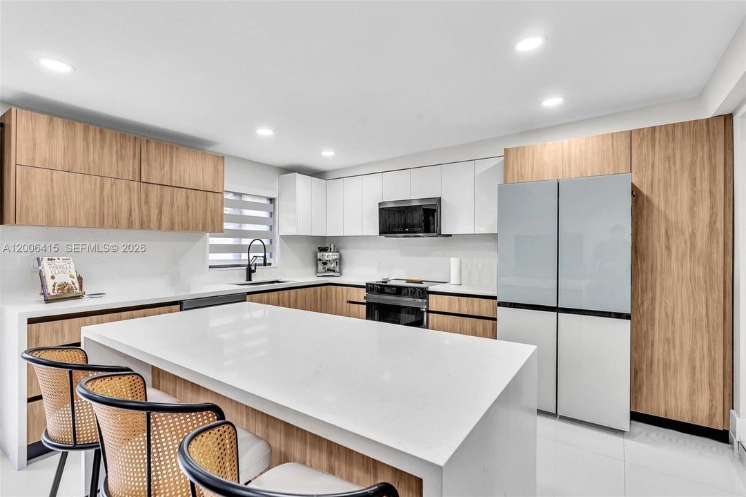 Vendido Recientemente: $649,000 (4 camas, 2 baños, 1724 Pies cuadrados)