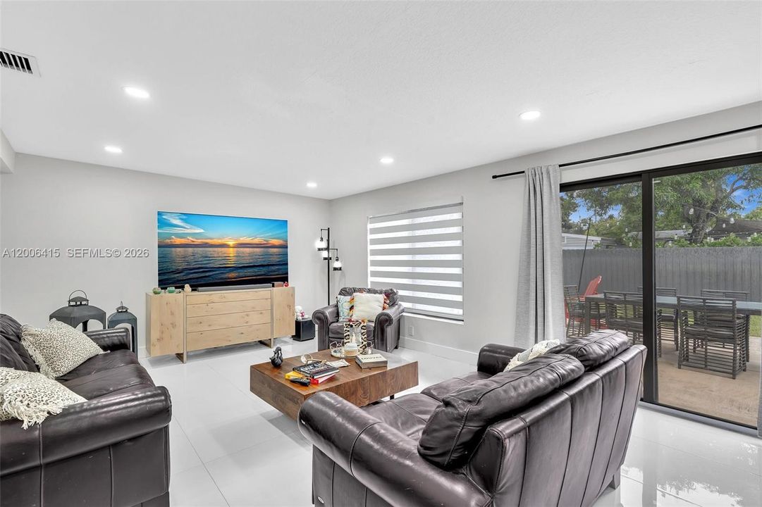 Vendido Recientemente: $649,000 (4 camas, 2 baños, 1724 Pies cuadrados)