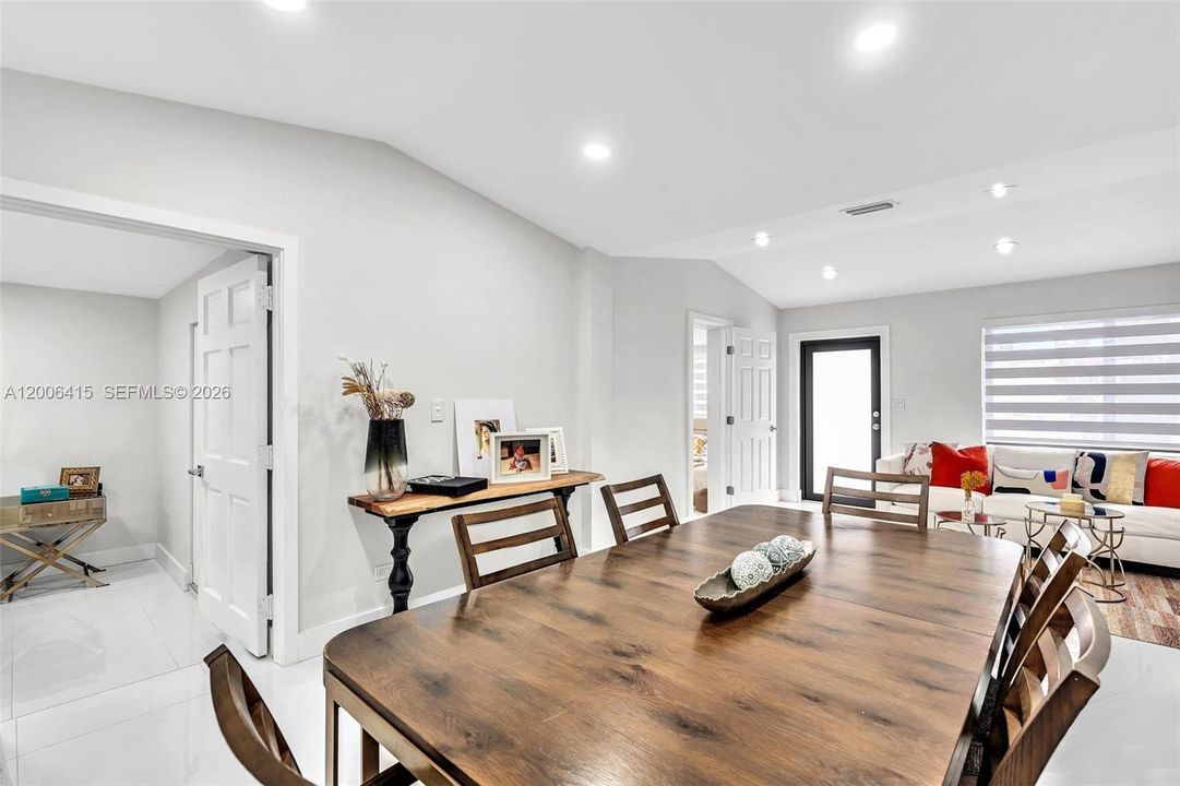 Vendido Recientemente: $649,000 (4 camas, 2 baños, 1724 Pies cuadrados)