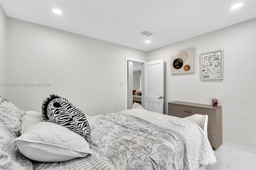Vendido Recientemente: $649,000 (4 camas, 2 baños, 1724 Pies cuadrados)