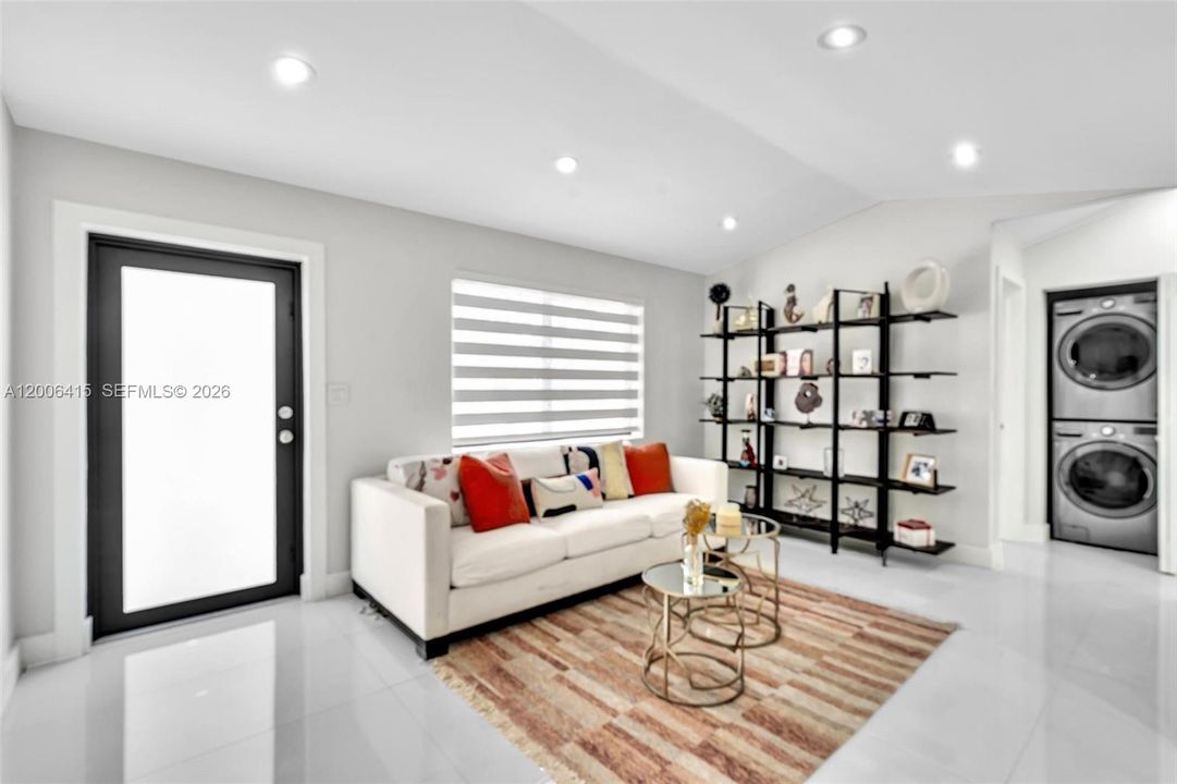 Vendido Recientemente: $649,000 (4 camas, 2 baños, 1724 Pies cuadrados)