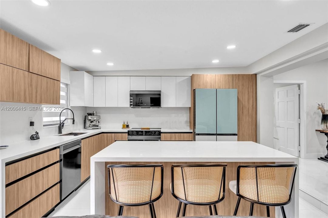 Vendido Recientemente: $649,000 (4 camas, 2 baños, 1724 Pies cuadrados)