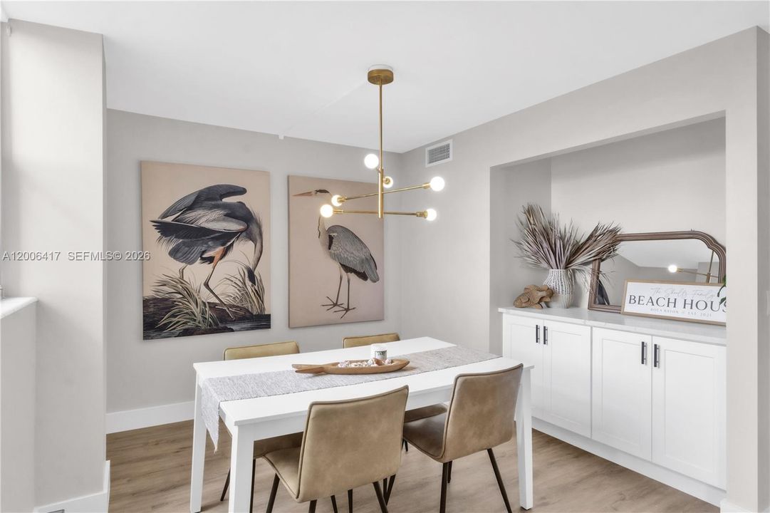 Под контрактом: $269,900 (2 спален, 2 ванн, 1200 Квадратных фут)