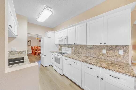 12 Kitchen (2)