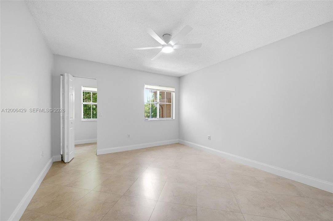 For Sale: $325,000 (2 beds, 2 baths, 1072 Square Feet)