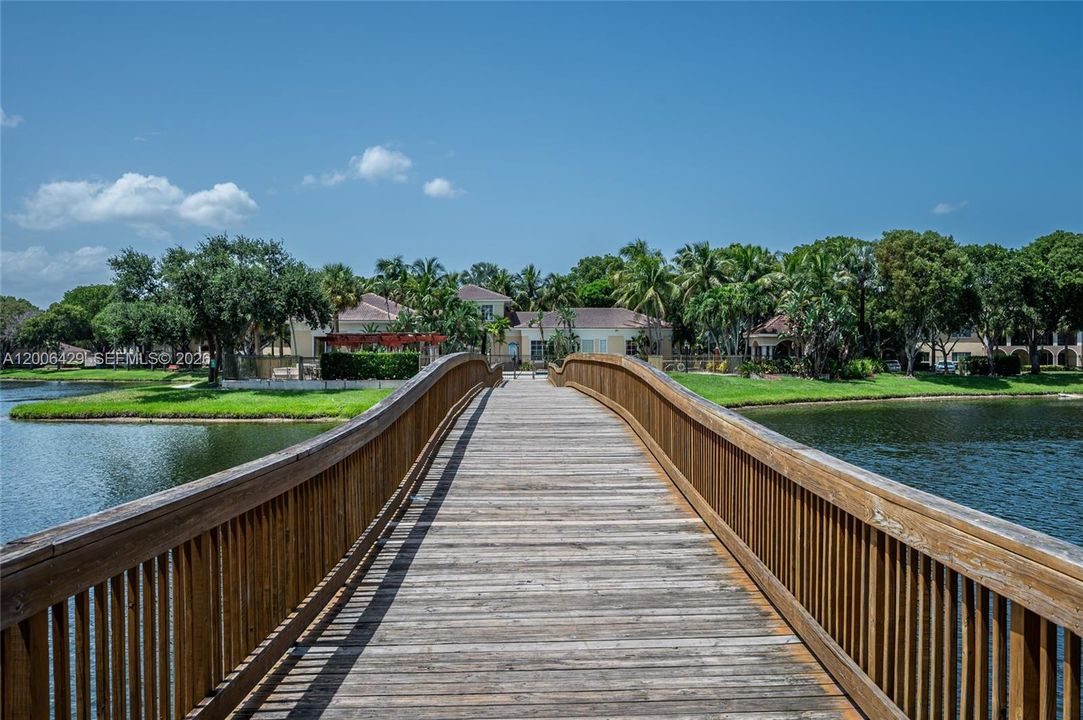 For Sale: $325,000 (2 beds, 2 baths, 1072 Square Feet)