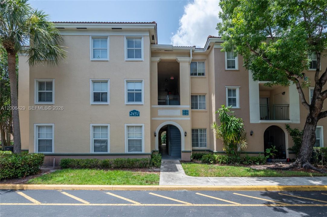For Sale: $325,000 (2 beds, 2 baths, 1072 Square Feet)