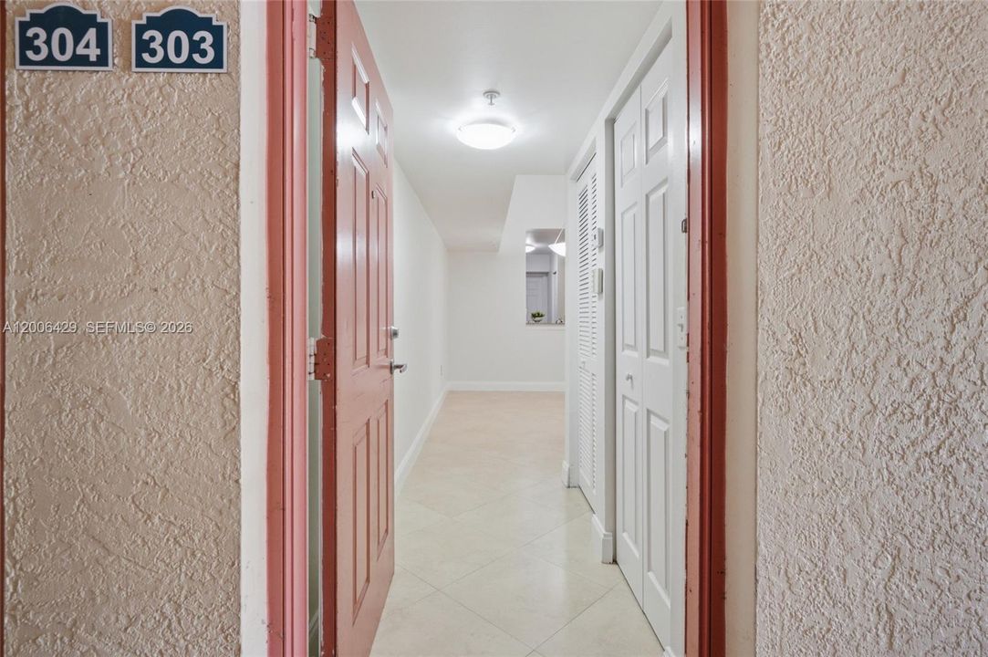 For Sale: $325,000 (2 beds, 2 baths, 1072 Square Feet)
