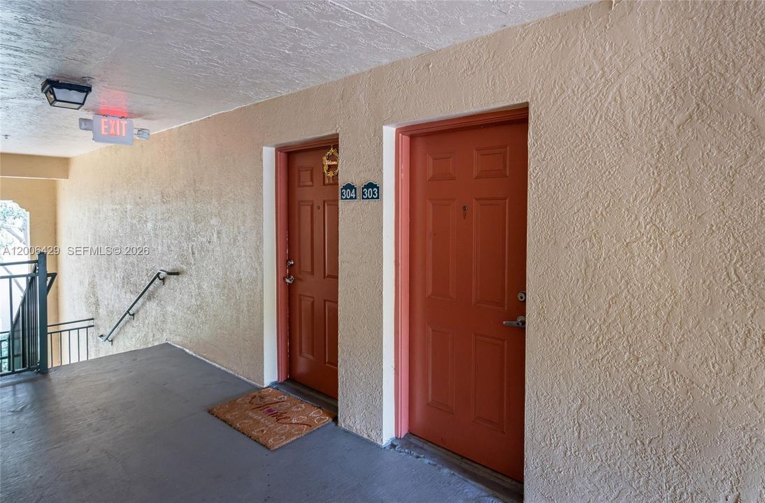 For Sale: $325,000 (2 beds, 2 baths, 1072 Square Feet)