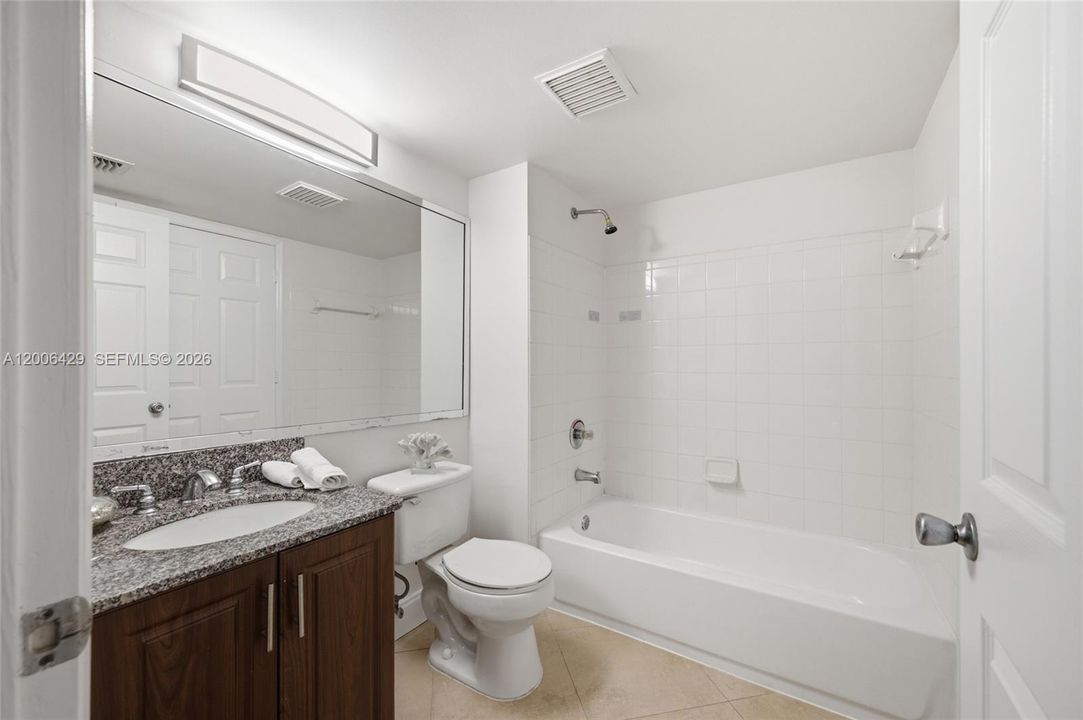 For Sale: $325,000 (2 beds, 2 baths, 1072 Square Feet)