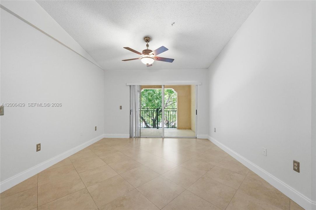 For Sale: $325,000 (2 beds, 2 baths, 1072 Square Feet)