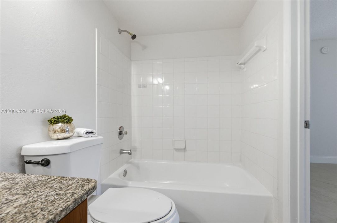 For Sale: $325,000 (2 beds, 2 baths, 1072 Square Feet)