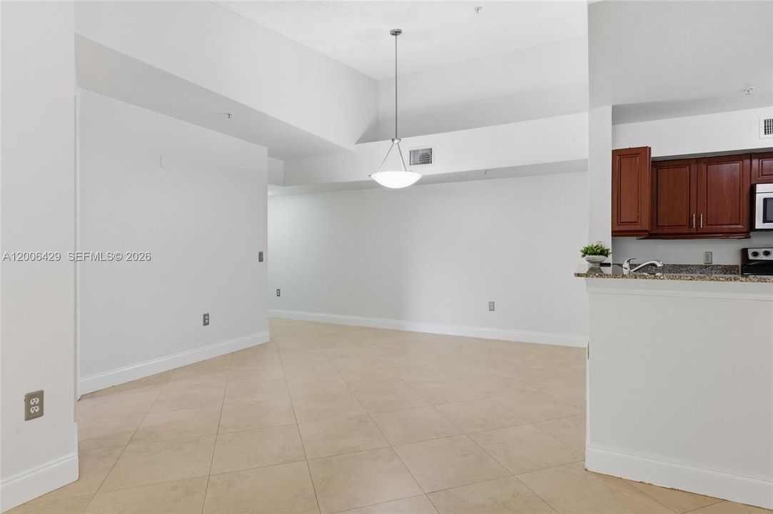For Sale: $325,000 (2 beds, 2 baths, 1072 Square Feet)