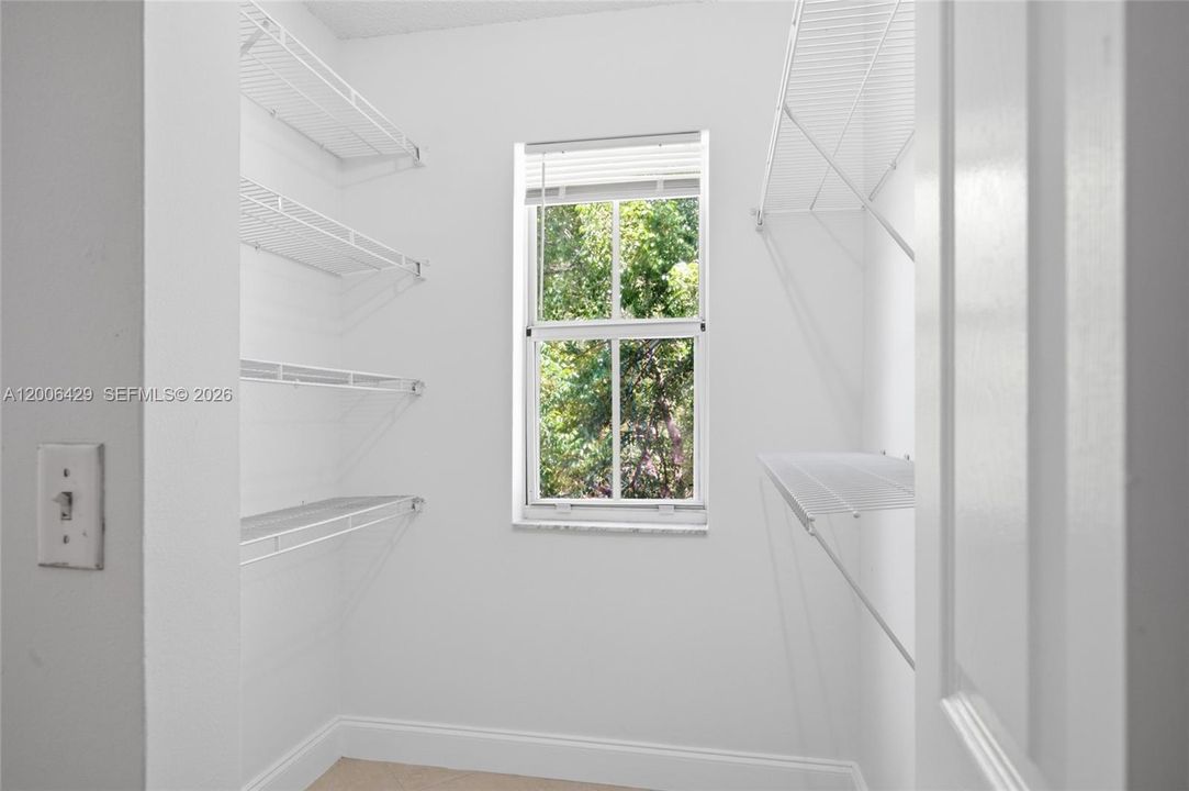 For Sale: $325,000 (2 beds, 2 baths, 1072 Square Feet)