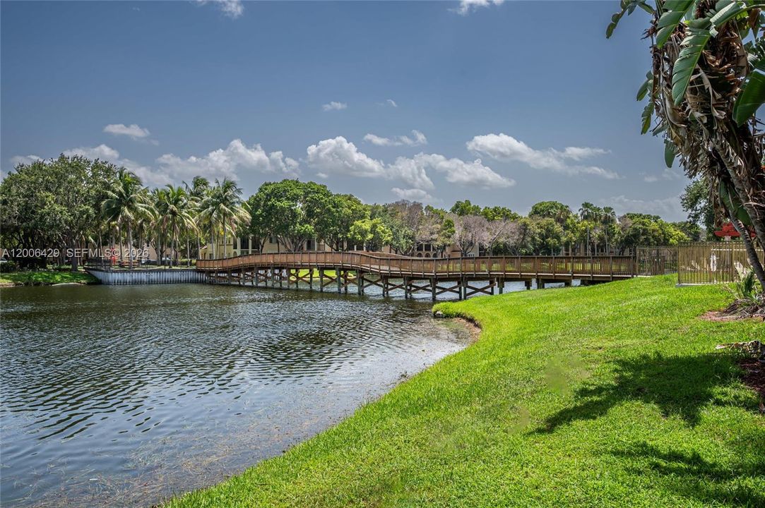 For Sale: $325,000 (2 beds, 2 baths, 1072 Square Feet)