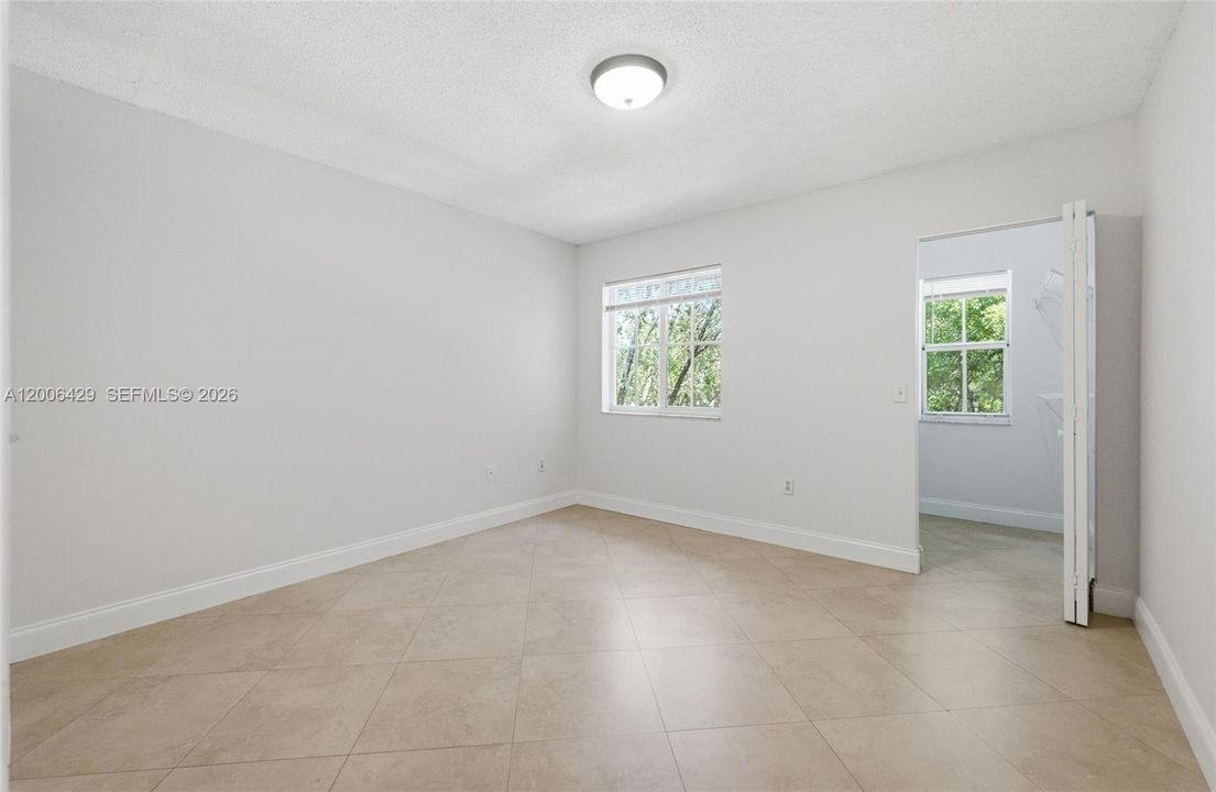 For Sale: $325,000 (2 beds, 2 baths, 1072 Square Feet)