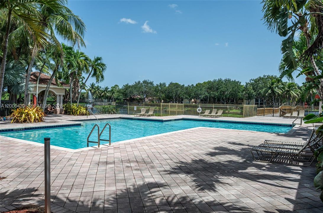 For Sale: $325,000 (2 beds, 2 baths, 1072 Square Feet)
