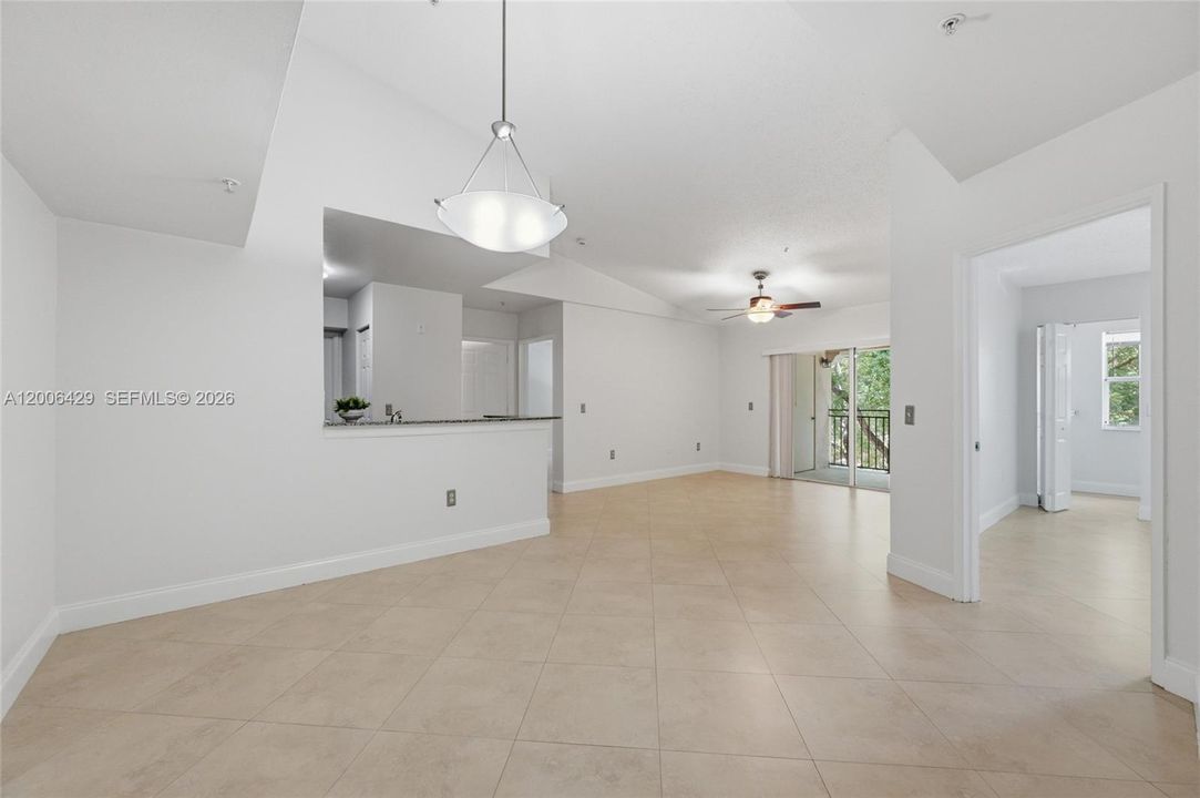 For Sale: $325,000 (2 beds, 2 baths, 1072 Square Feet)