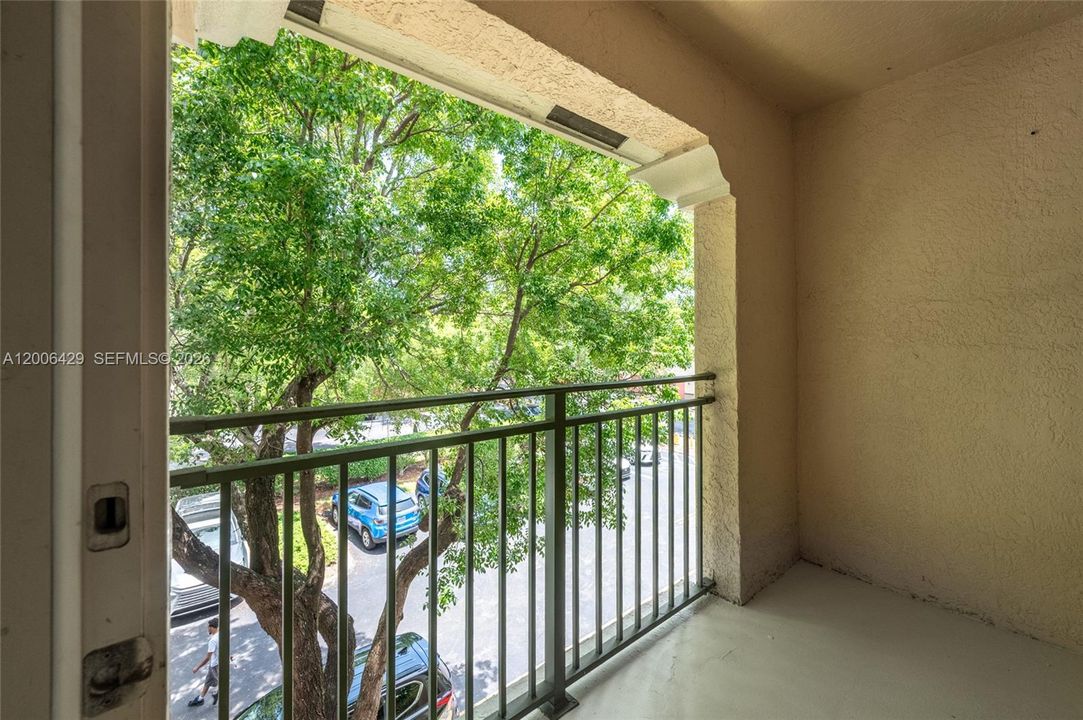 For Sale: $325,000 (2 beds, 2 baths, 1072 Square Feet)