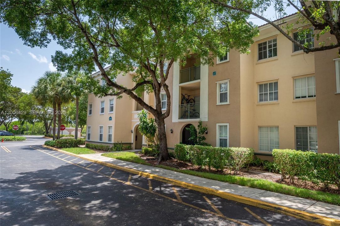 For Sale: $325,000 (2 beds, 2 baths, 1072 Square Feet)