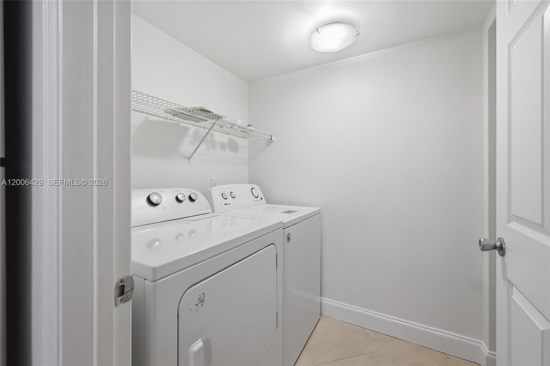 For Sale: $325,000 (2 beds, 2 baths, 1072 Square Feet)
