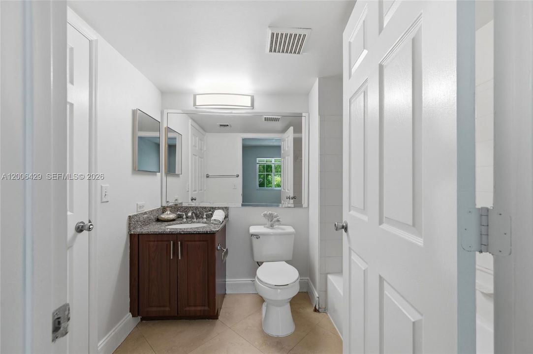 For Sale: $325,000 (2 beds, 2 baths, 1072 Square Feet)