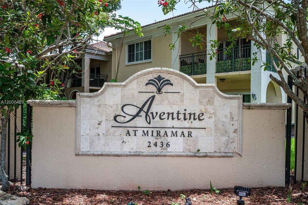 For Sale: $325,000 (2 beds, 2 baths, 1072 Square Feet)