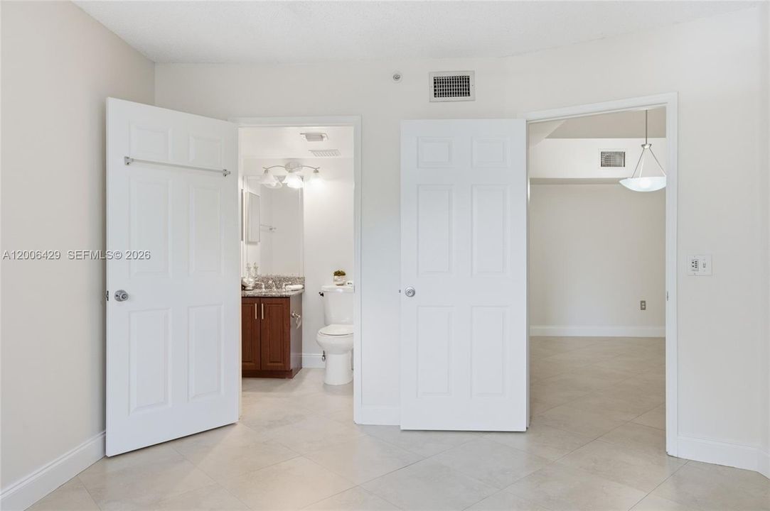 For Sale: $325,000 (2 beds, 2 baths, 1072 Square Feet)