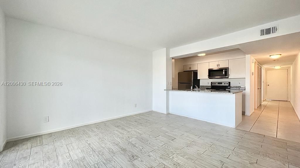 Active With Contract: $1,850 (1 beds, 1 baths, 502 Square Feet)