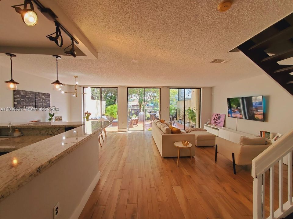 Recientemente alquilado: $4,099 (3 camas, 2 baños, 1712 Pies cuadrados)