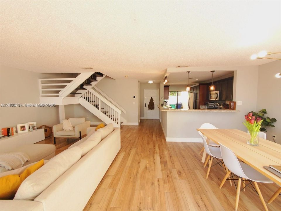 Recientemente alquilado: $4,099 (3 camas, 2 baños, 1712 Pies cuadrados)
