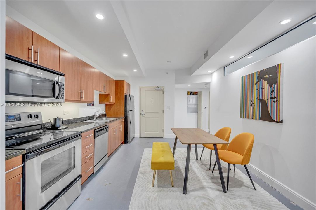 For Sale: $235,000 (1 beds, 1 baths, 553 Square Feet)