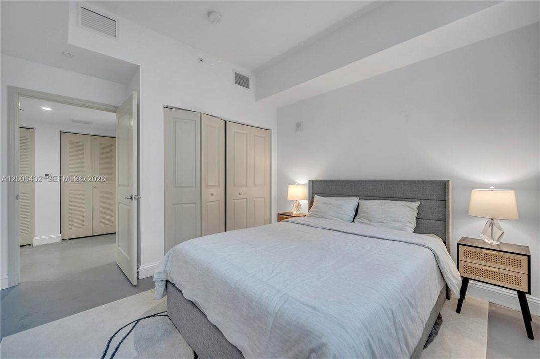 For Sale: $235,000 (1 beds, 1 baths, 553 Square Feet)