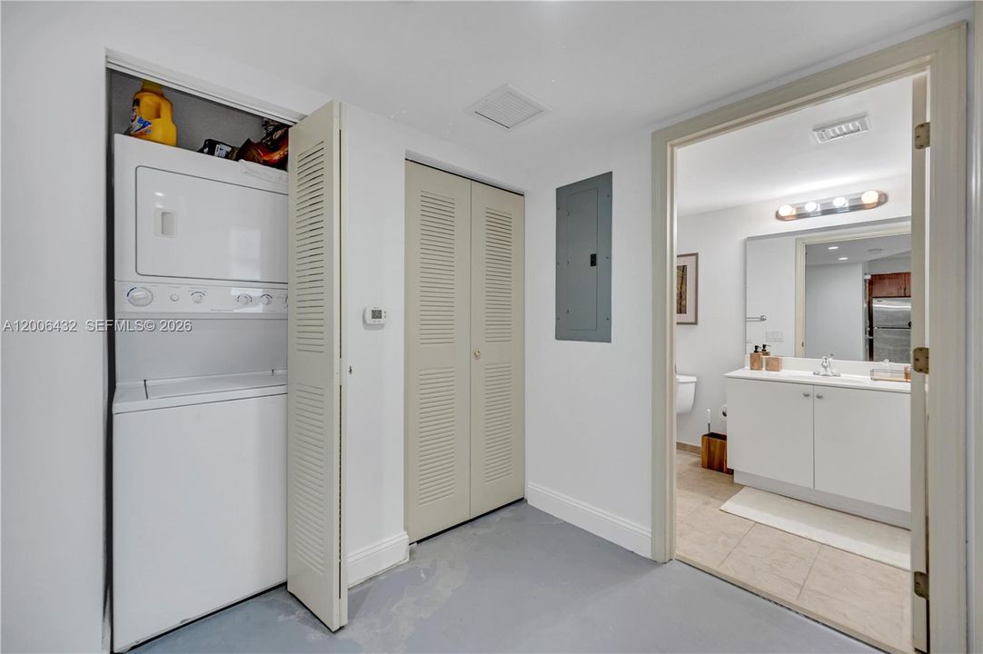 For Sale: $235,000 (1 beds, 1 baths, 553 Square Feet)