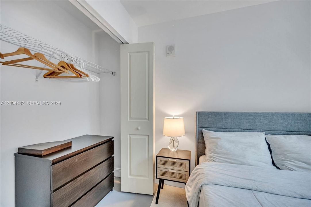 For Sale: $235,000 (1 beds, 1 baths, 553 Square Feet)