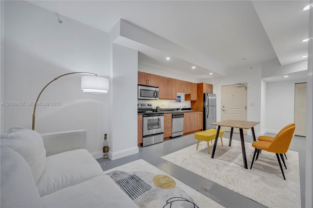For Sale: $235,000 (1 beds, 1 baths, 553 Square Feet)