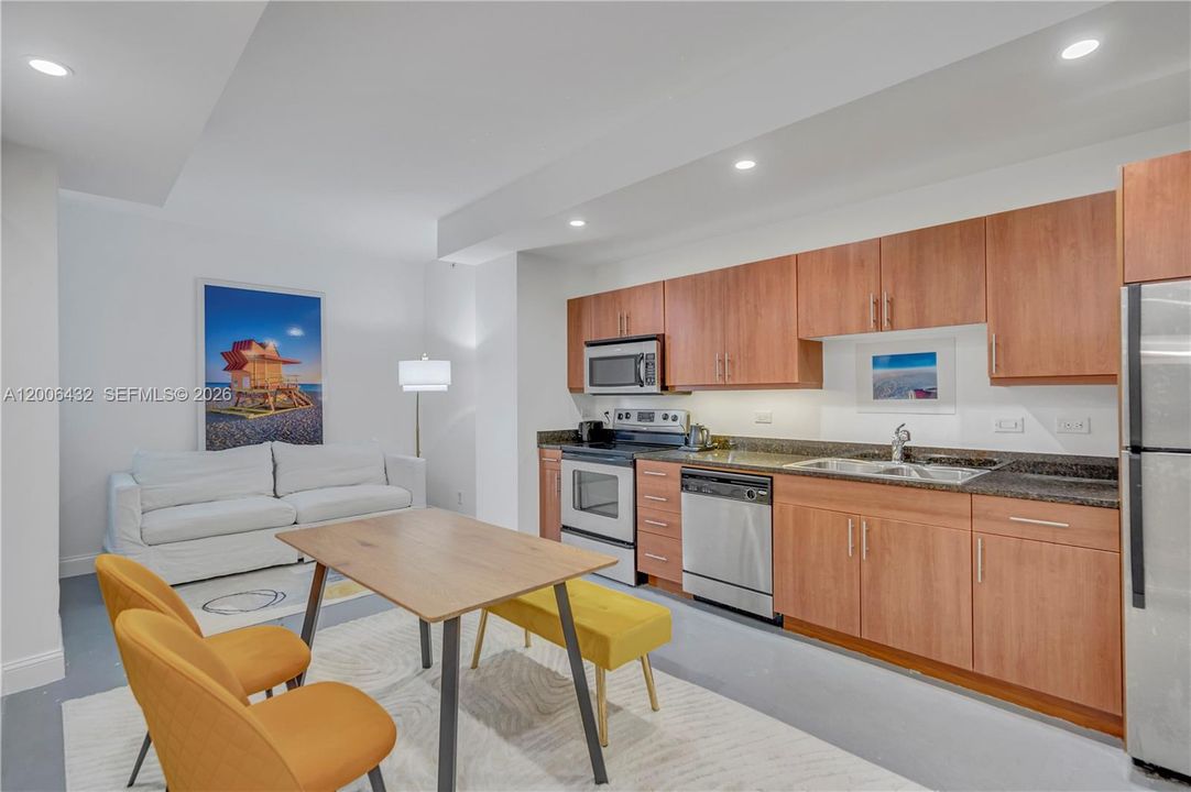 For Sale: $235,000 (1 beds, 1 baths, 553 Square Feet)