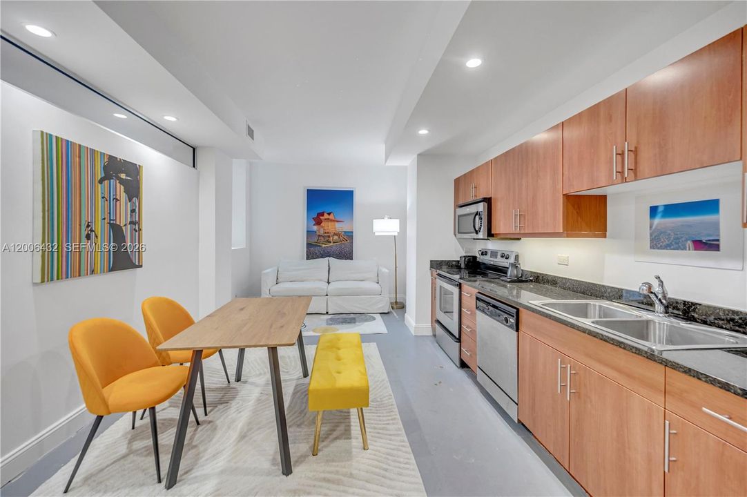 For Sale: $235,000 (1 beds, 1 baths, 553 Square Feet)