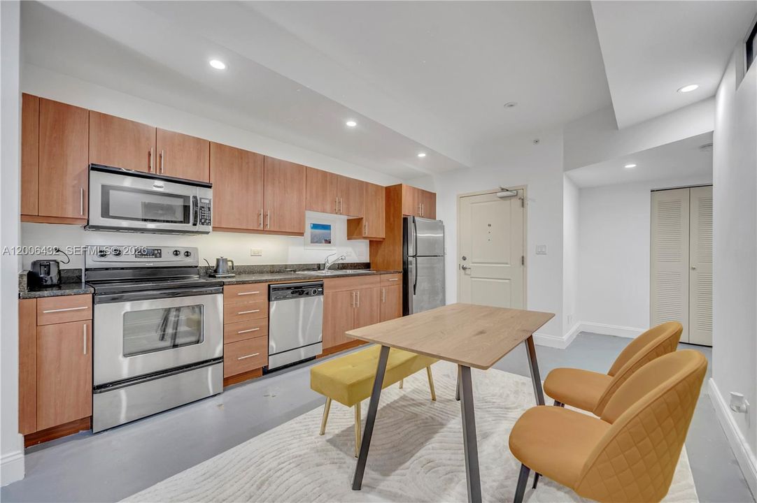 For Sale: $235,000 (1 beds, 1 baths, 553 Square Feet)