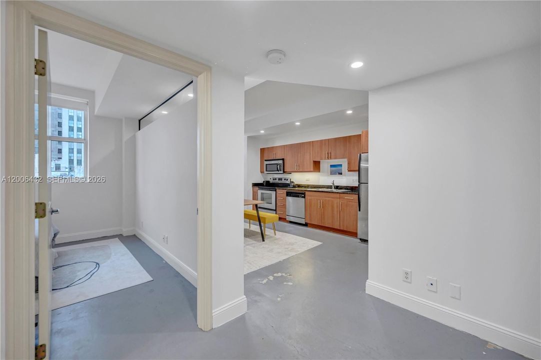 For Sale: $235,000 (1 beds, 1 baths, 553 Square Feet)