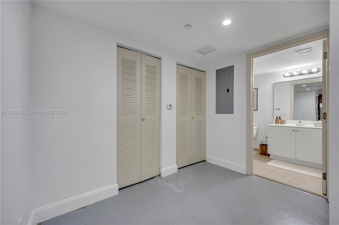 For Sale: $235,000 (1 beds, 1 baths, 553 Square Feet)
