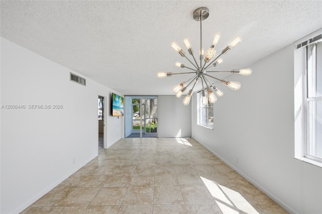 For Sale: $179,900 (2 beds, 2 baths, 963 Square Feet)