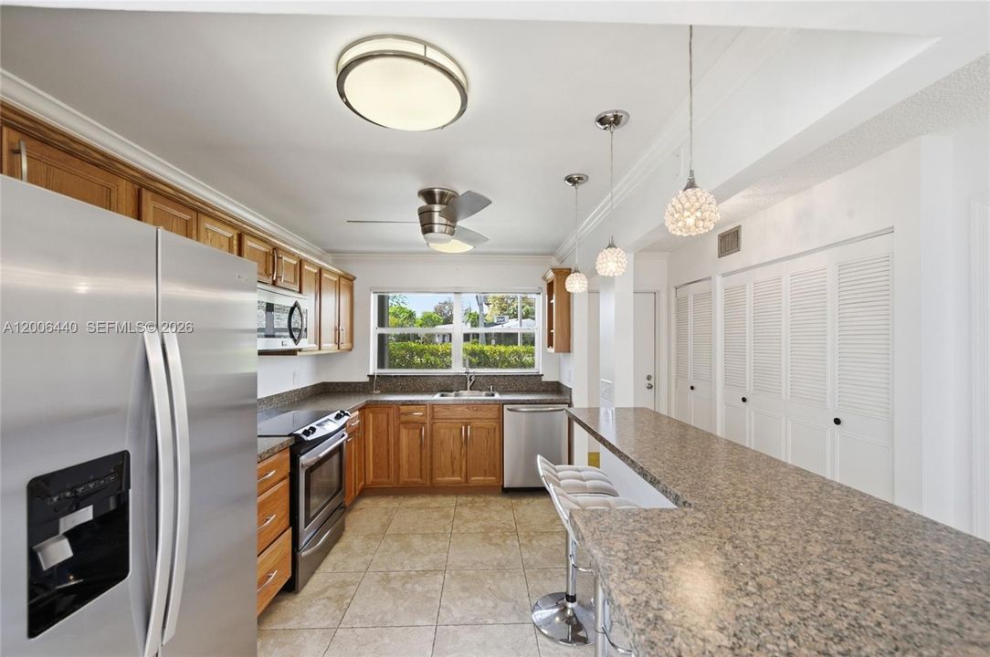 For Sale: $179,900 (2 beds, 2 baths, 963 Square Feet)