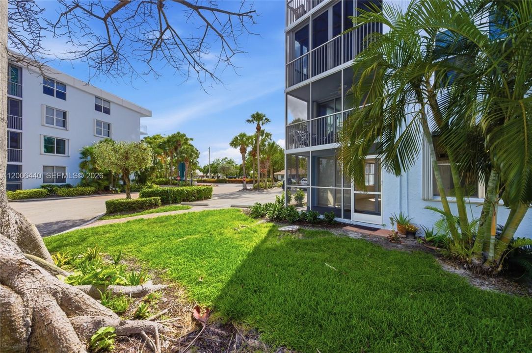 For Sale: $179,900 (2 beds, 2 baths, 963 Square Feet)